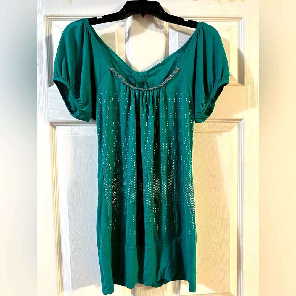 Purchased from The Buckle. A smaller large. Very cute top